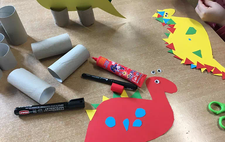 tworzenie papierowych dinozaurów